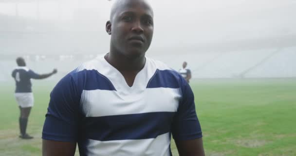 Vooraanzicht Van Afro Amerikaanse Mannelijke Rugbyspeler Die Het Stadion Staat — Stockvideo