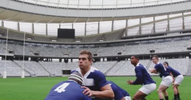 Stadyumda rugby oynayan erkek rugby oyuncularının ön görüntüsü. 4K ragbi topunu geçiyorlar.