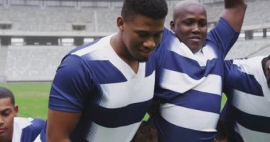 Stadyumda rugby oynayan çok ırklı erkek rugby oyuncularının yakın çekimi. 4K konumuna geçtiler.