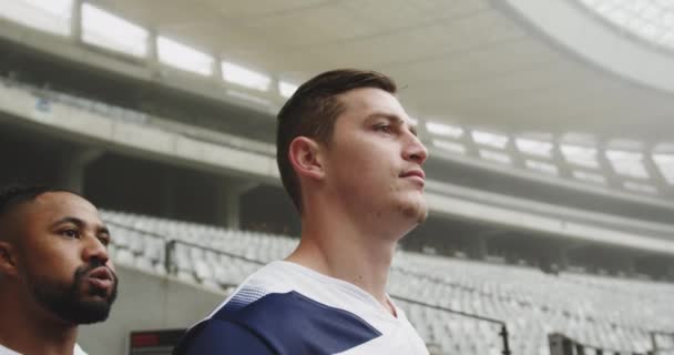 Κοντινό Πλάνο Των Διαφόρων Ανδρών Παίκτες Ράγκμπι Στέκεται Στο Γήπεδο — Αρχείο Βίντεο