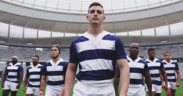 Laag Uitzicht Diverse Mannelijke Rugbyspelers Die Samen Het Stadion Lopen — Stockvideo