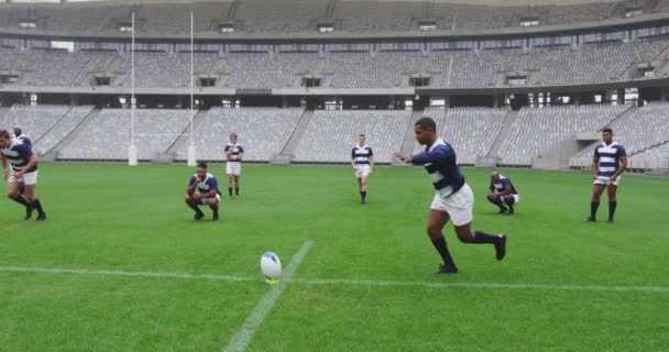 Vista Frontal Del Jugador Rugby Masculino Afroamericano Pateando Pelota Rugby — Vídeos de Stock