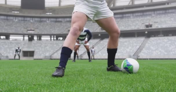 Close Jogador Masculino Caucasiano Passando Bola Rugby Chão Estádio Eles — Vídeo de Stock