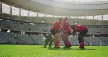 Stadyumda rugby oynayan farklı rugby oyuncularının düşük açılı görüntüsü. 4 bin rugby topu yakalıyorlar.