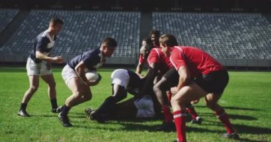 Stadyumda rugby oynayan çeşitli rugby oyuncularının ön görüntüsü. Birbirlerine 4k koşuyorlar.