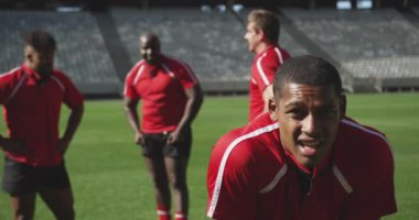 Afrika kökenli Amerikalı erkek rugby oyuncusunun yakın çekimi. Stadyumda elleri kalçasında duruyor. Yorgun ve bitkin.