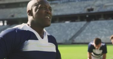 Afrika kökenli Amerikalı erkek rugby oyuncusu stadyumdaki maçı kaybettikten sonra hayal kırıklığına uğradı. O yorgun ve 4k mezardan çıkarıldı.