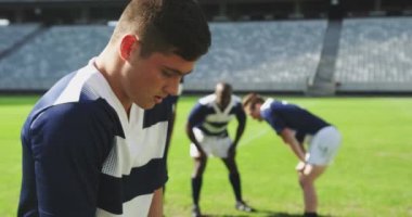 Beyazlı erkek rugby oyuncusunun yakın çekimi stadyumdaki maçı kaybettikten sonra hayal kırıklığına uğradı