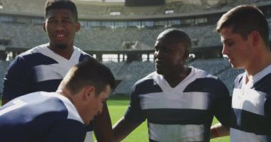 Stadyumda yan yana duran çeşitli erkek rugby oyuncularının yakın çekimi. Yorgun ve bitkinler.