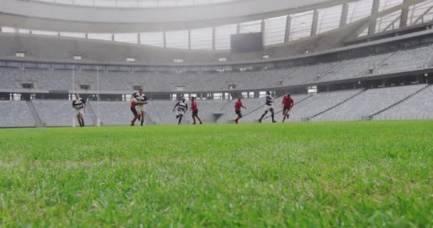 各种橄榄球运动员在体育场打橄榄球比赛的前景 男子选手在地面上跳4K — 图库视频影像