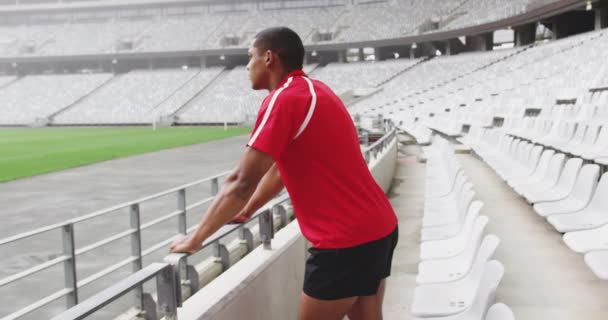 Seitenansicht Eines Afrikanisch Amerikanischen Männlichen Rugby Spielers Der Stadion Steht — Stockvideo