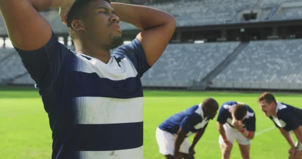 Close Jogador Rugby Masculino Afro Americano Decepcionado Depois Perder Jogo — Vídeo de Stock