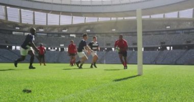Stadyumda rugby oynayan çeşitli rugby oyuncularının ön görüntüsü. Birbirlerine 4k koşuyorlar.