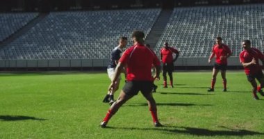 Stadyumda rugby oynayan çeşitli rugby oyuncularının ön görüntüsü, birbirlerini 4K ile sıkıştırıyorlar.