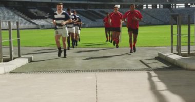 Maçtan sonra soyunma odasına dönen çeşitli erkek rugby oyuncularının ön görüntüsü. Yorgun ve bitkinler. 