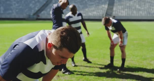 Close Jogador Rugby Masculino Caucasiano Decepcionado Depois Perder Jogo Estádio — Vídeo de Stock