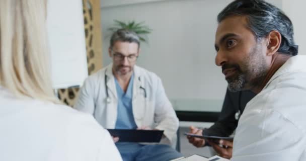 Omzunun Üstünden Çeşitli Doktor Gruplarının Bir Toplantıda Oturup Konuşmaları Notlar — Stok video