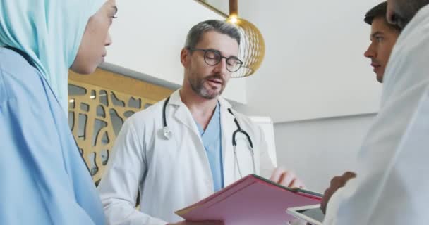 Niederwinkelaufnahme Von Einer Gruppe Verschiedener Ärzte Die Zusammen Stehen Und — Stockvideo