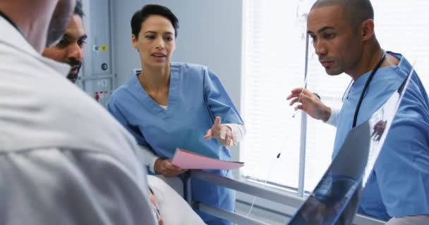 Primer Plano Tiro Arco Del Grupo Diversos Médicos Pie Sobre — Vídeo de stock