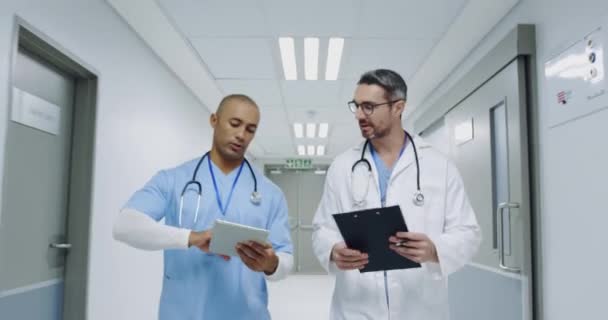 Cintura Para Cima Tiro Rastreamento Reverso Uma Raça Mista Médico — Vídeo de Stock