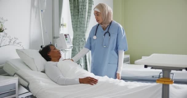 Повний Вигляд Збоку Змішаної Раси Старшої Жінки Пацієнта Лежить Лікарняному — стокове відео