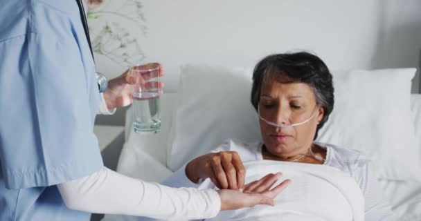 Hlava Ramena Zblízka Maturitní Smíšené Rasy Žena Ležící Nemocničním Lůžku — Stock video