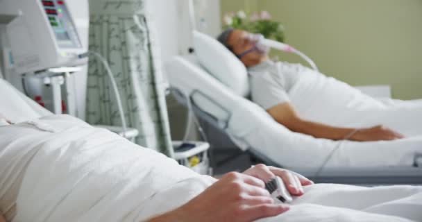Handheld Close Dois Pacientes Caucasianos Sexo Masculino Deitados Leito Hospitalar — Vídeo de Stock