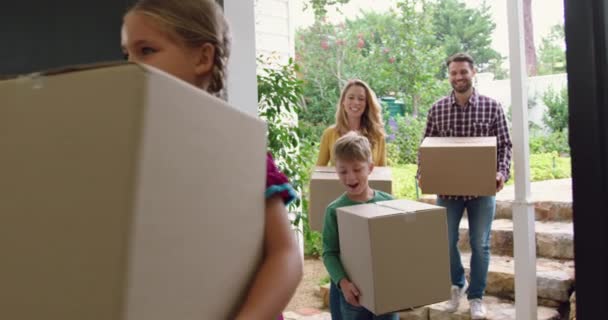 Vista Frontal Familia Caucásica Con Cartulina Cajas Entrando Cómodo Hogar — Vídeos de Stock