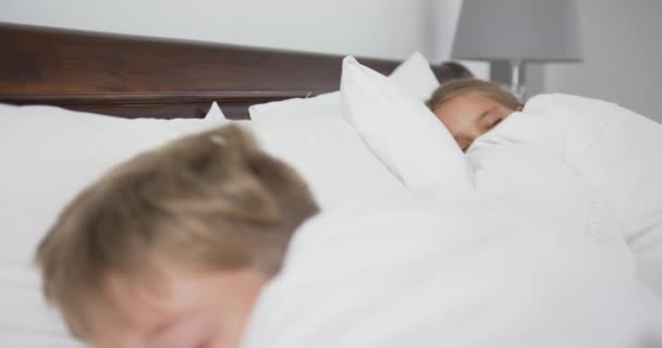 Nahaufnahme Kaukasischer Geschwister Die Auf Dem Bett Schlafzimmer Hause Schlafen — Stockvideo