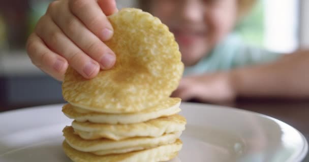 Evde Mutfakta Yemek Masasında Tabaktan Gözleme Toplayan Kafkas Sevimli Çocuk — Stok video