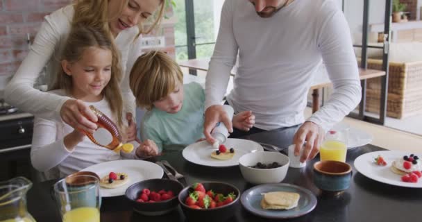 Konforlu Bir Evde Yemek Masasında Yemek Garnitür Kafkas Aile Görünümü — Stok video