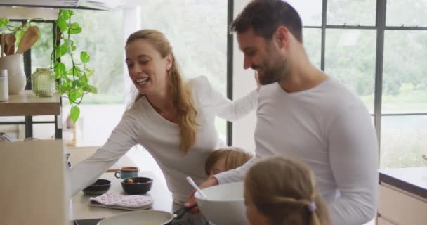 Sidoutsikt Över Kaukasiska Familjen Förbereder Mat Köket Hemma Fader Holding — Stockvideo