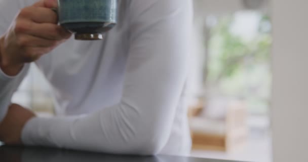 Rahat Bir Evde Yemek Masasında Kahve Içen Beyaz Adamın Yakın — Stok video