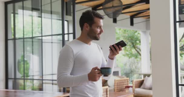 Zijaanzicht Van Kaukasische Man Met Koffie Kopje Praten Mobiele Telefoon — Stockvideo