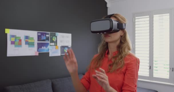 Front View Caucasian Female Executive Using Virtual Reality Headset Modern — Stock Video