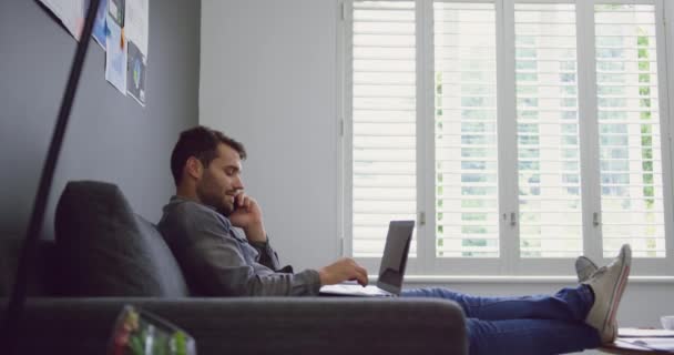 Vista Laterale Del Dirigente Maschio Caucasico Che Parla Sul Telefono — Video Stock