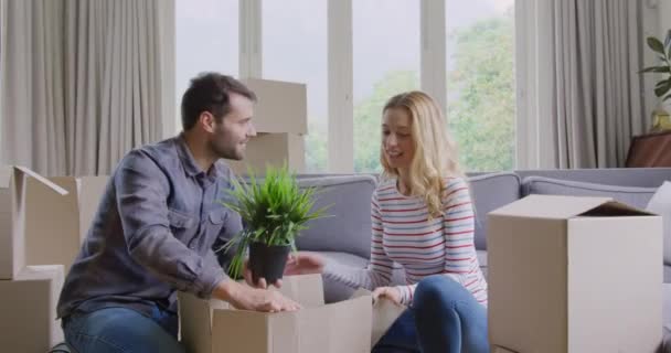 Vorderansicht Eines Kaukasischen Ehepaares Beim Auspacken Von Kartons Neuen Zuhause — Stockvideo