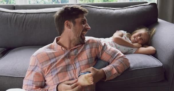白人父亲和女儿在家里的一起玩的前排景色 他们微笑着 玩得很开心 — 图库视频影像