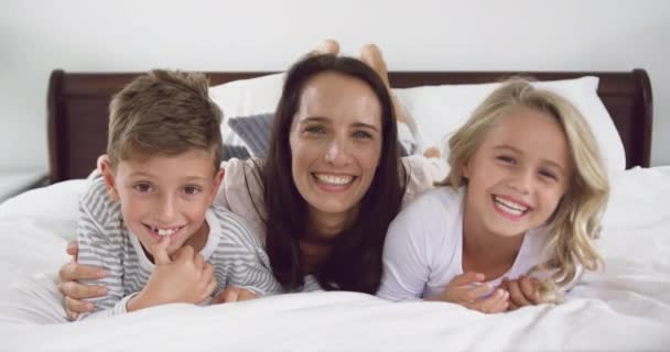 自宅の寝室で子供たちと遊んでいる白人の母親の正面図 彼らは微笑んでカメラ4Kを見ている — ストック動画