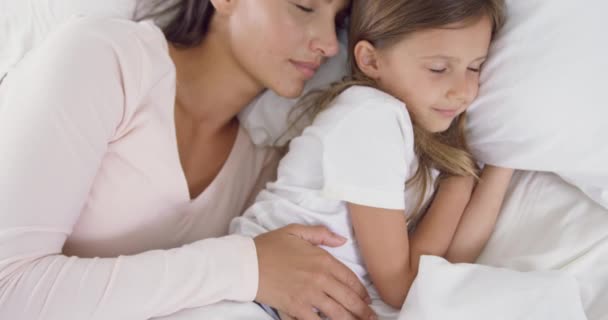 Primer Plano Madre Hija Caucásicas Durmiendo Cama Dormitorio Casa Están — Vídeo de stock