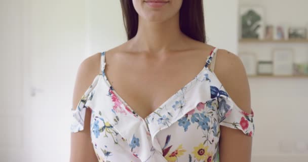 Primer Plano Hermosa Mujer Caucásica Pie Casa Ella Está Sonriendo — Vídeos de Stock