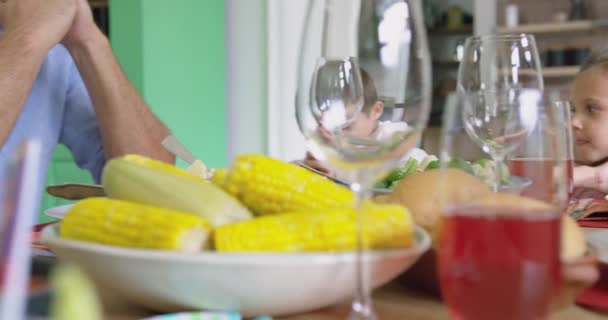 Framsidan Kaukasiska Familj Bedjande Innan Lunch Matbordet Hemma Sitter Tillsammans — Stockvideo