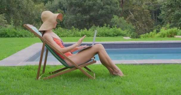 Vista Lateral Mulher Caucasiana Relaxando Cadeira Quintal Ela Está Usando — Vídeo de Stock