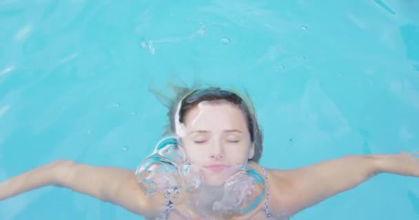 Primer Plano Mujer Caucásica Nadando Piscina Patio Trasero Ella Está — Vídeos de Stock