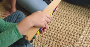 Beyaz çocuğun evde abaküs üzerinde matematik öğrendiği yakın plan.