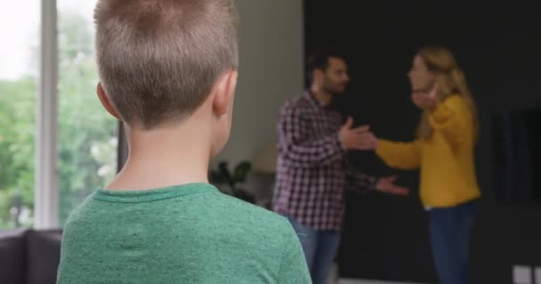 Primer Plano Niño Caucásico Pie Mientras Los Padres Discuten Entre — Vídeo de stock