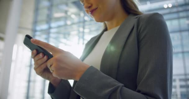 Vista Ángulo Bajo Mujer Negocios Sonriente Utilizando Teléfono Móvil Vestíbulo — Vídeo de stock