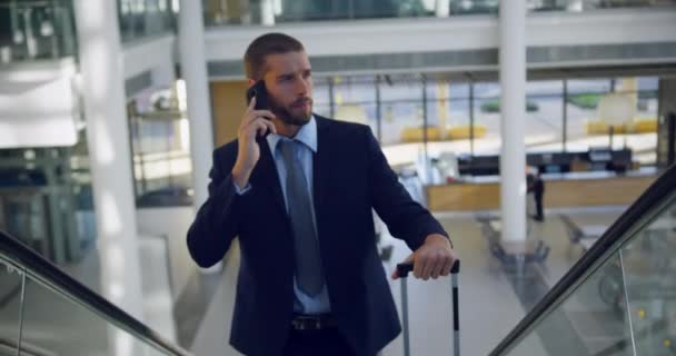 Vue Face Homme Affaires Déplaçant Étage Sur Escalier Roulant Dans — Video