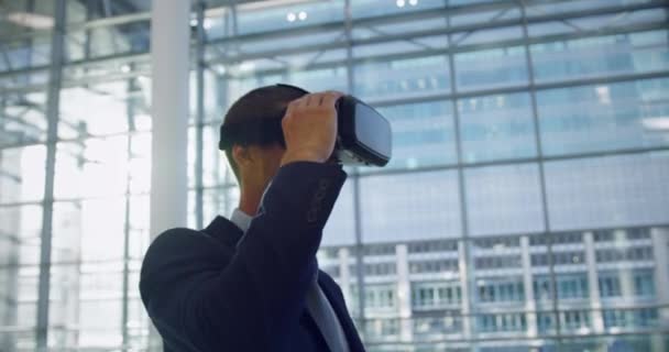 Vista Lateral Empresário Usando Fone Ouvido Realidade Virtual Gesto Lobby — Vídeo de Stock