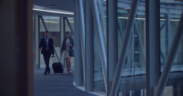 オフィスの廊下を歩き 交流するビジネスの人々の正面図 — ストック動画